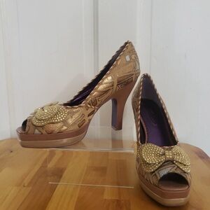 Poetic License Peekaboo Love High Heels 9.5M Leather Brass Tones